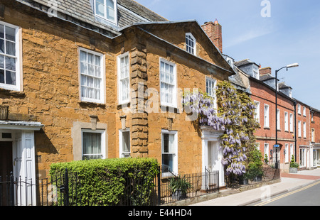 Traditionelles Cotswold Stadt Steinhaus in Shipston auf Stour, Warwickshire, mit lila Glyzinien wachsen rund um die Haustür Stockfoto