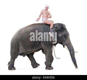 glücklich Mahout reitet auf einem Elefanten und lädt zum sitzen Stockfoto