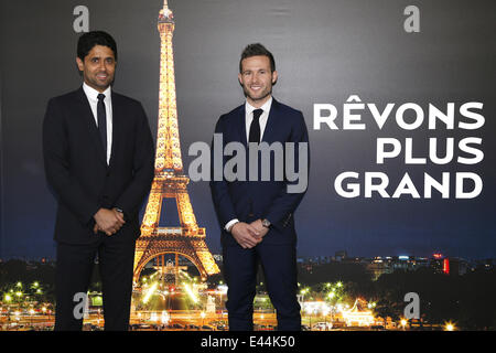 Französischen Mittelfeldspieler Johan Cabaye verbindet Paris Saint Deutsch einen Vertrag über drei Jahre bis zum Juni 2017 Featuring: Nasser Al-Khelaïfi, Yohan Cabaye wo: Paris, Frankreich: 29. Januar 2014 Stockfoto