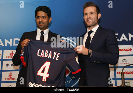 Französischen Mittelfeldspieler Johan Cabaye verbindet Paris Saint Deutsch einen Vertrag über drei Jahre bis zum Juni 2017 Featuring: Nasser Al-Khelaïfi, Yohan Cabaye wo: Paris, Frankreich: 29. Januar 2014 Stockfoto