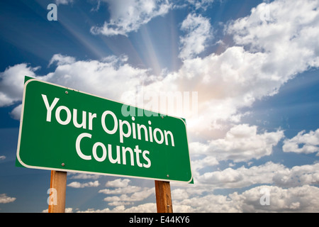 Ihre Meinung zählt Green Road Sign mit dramatische Wolken und Himmel. Stockfoto