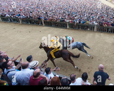 Siena, Italien. 2. Juli 2014. Jockeys und ihre Pferde konkurrieren während der Pferderennen in Siena, Italien, 2. Juli 2014. Am Mittwoch, zieht Zehntausende von Zuschauern eine traditionelle Pferderennen "Palio di Siena" auf Italienisch genannt fand in italienische historische Stadt Siena. Das Pferderennen in Siena stammt aus dem Mittelalter und findet jedes Jahr am 2. Juli und 16. August. © Alberto Lingria/Xinhua/Alamy Live-Nachrichten Stockfoto