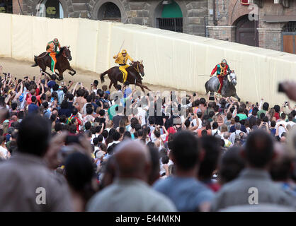 Siena, Italien. 2. Juli 2014. Jockeys und ihre Pferde konkurrieren während der Pferderennen in Siena, Italien, 2. Juli 2014. Am Mittwoch, zieht Zehntausende von Zuschauern eine traditionelle Pferderennen "Palio di Siena" auf Italienisch genannt fand in italienische historische Stadt Siena. Das Pferderennen in Siena stammt aus dem Mittelalter und findet jedes Jahr am 2. Juli und 16. August. © Alberto Lingria/Xinhua/Alamy Live-Nachrichten Stockfoto