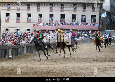 Siena, Italien. 2. Juli 2014. Jockeys und ihre Pferde konkurrieren während der Pferderennen in Siena, Italien, 2. Juli 2014. Am Mittwoch, zieht Zehntausende von Zuschauern eine traditionelle Pferderennen "Palio di Siena" auf Italienisch genannt fand in italienische historische Stadt Siena. Das Pferderennen in Siena stammt aus dem Mittelalter und findet jedes Jahr am 2. Juli und 16. August. © Alberto Lingria/Xinhua/Alamy Live-Nachrichten Stockfoto