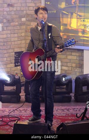 James Blunt erscheint auf CTV es The Marilyn Denis Show seine neueste Single "Herz zu Herz" Förderung und Durchführung von Fan-Liebling-Hit "Du bist schön."  Mitwirkende: James Blunt wo: Toronto, Kanada bei: 31. Januar 2014 Stockfoto