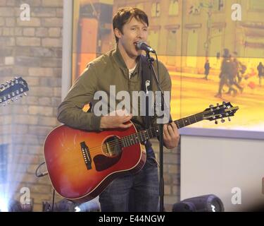 James Blunt erscheint auf CTV es The Marilyn Denis Show seine neueste Single "Herz zu Herz" Förderung und Durchführung von Fan-Liebling-Hit "Du bist schön."  Mitwirkende: James Blunt wo: Toronto, Kanada bei: 31. Januar 2014 Stockfoto