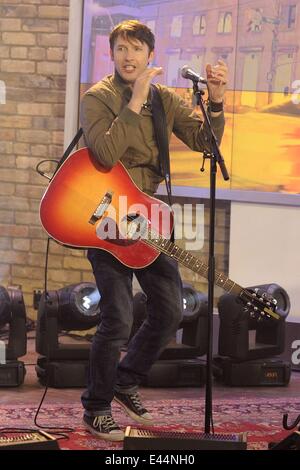 James Blunt erscheint auf CTV es The Marilyn Denis Show seine neueste Single "Herz zu Herz" Förderung und Durchführung von Fan-Liebling-Hit "Du bist schön."  Mitwirkende: James Blunt wo: Toronto, Kanada bei: 31. Januar 2014 Stockfoto