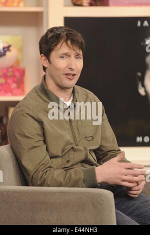 James Blunt erscheint auf CTV es The Marilyn Denis Show seine neueste Single "Herz zu Herz" Förderung und Durchführung von Fan-Liebling-Hit "Du bist schön."  Mitwirkende: James Blunt wo: Toronto, Kanada bei: 31. Januar 2014 Stockfoto