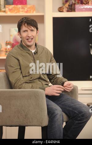 James Blunt erscheint auf CTV es The Marilyn Denis Show seine neueste Single "Herz zu Herz" Förderung und Durchführung von Fan-Liebling-Hit "Du bist schön."  Mitwirkende: James Blunt wo: Toronto, Kanada bei: 31. Januar 2014 Stockfoto