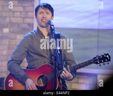 James Blunt erscheint auf CTV es The Marilyn Denis Show seine neueste Single "Herz zu Herz" Förderung und Durchführung von Fan-Liebling-Hit "Du bist schön."  Mitwirkende: James Blunt wo: Toronto, Kanada bei: 31. Januar 2014 Stockfoto