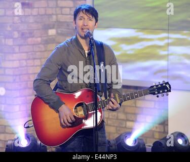 James Blunt erscheint auf CTV es The Marilyn Denis Show seine neueste Single "Herz zu Herz" Förderung und Durchführung von Fan-Liebling-Hit "Du bist schön."  Mitwirkende: James Blunt wo: Toronto, Kanada bei: 31. Januar 2014 Stockfoto