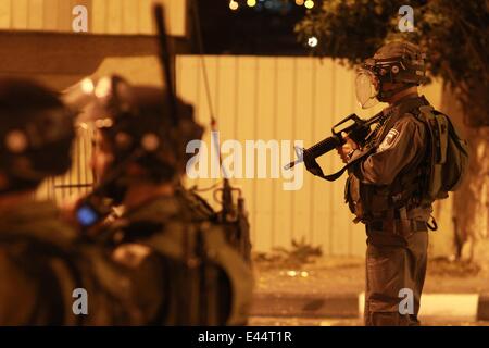 Bethlehem. 2. Juli 2014. Israelische Soldaten nehmen Positionen bei Zusammenstößen mit palästinensischen Jugendlichen in der Nähe von Rachels Grab in der West Bank Stadt Bethlehem am 2. Juli 2014. Die Entdeckung eines Körpers in Jerusalem Wald am Mittwoch erhöht Verdacht, dass eine fehlende palästinensischen Jugendlichen rächen den Tod von drei Israelis getötet worden war entführt jüdischen. Rock-werfende Palästinenser kollidierte mit israelischen Streitkräfte in Jerusalem und der Westbank nach den Nachrichten, aber keine ernsthaften Verletzungen wurden berichtet. Bildnachweis: Luay Sababa/Xinhua/Alamy Live-Nachrichten Stockfoto