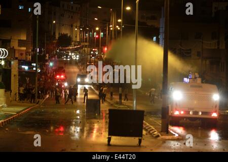 Bethlehem. 2. Juli 2014. Israelische Soldaten verwenden eine Wasserkanone bei Zusammenstößen mit palästinensischen Jugendlichen in der Nähe von Rachels Grab in der West Bank Stadt Bethlehem am 2. Juli 2014. Die Entdeckung eines Körpers in Jerusalem Wald am Mittwoch erhöht Verdacht, dass eine fehlende palästinensischen Jugendlichen rächen den Tod von drei Israelis getötet worden war entführt jüdischen. Rock-werfende Palästinenser kollidierte mit israelischen Streitkräfte in Jerusalem und der Westbank nach den Nachrichten, aber keine ernsthaften Verletzungen wurden berichtet. Bildnachweis: Luay Sababa/Xinhua/Alamy Live-Nachrichten Stockfoto