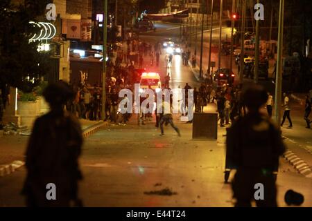 Bethlehem. 2. Juli 2014. Palästinensische Demonstranten mit Steinen auf israelische Soldaten bei Zusammenstößen in der Nähe von Rachels Grab in der West Bank Stadt Bethlehem am 2. Juli 2014 werfen. Die Entdeckung eines Körpers in Jerusalem Wald am Mittwoch erhöht Verdacht, dass eine fehlende palästinensischen Jugendlichen rächen den Tod von drei Israelis getötet worden war entführt jüdischen. Rock-werfende Palästinenser kollidierte mit israelischen Streitkräfte in Jerusalem und der Westbank nach den Nachrichten, aber keine ernsthaften Verletzungen wurden berichtet. Bildnachweis: Luay Sababa/Xinhua/Alamy Live-Nachrichten Stockfoto