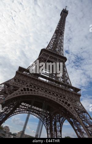 Eiffelturm gesehen vom Champ de Mars. Stockfoto