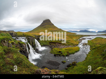 Kirkjufellsfoss Wasserfall und Berg Kirkjufell, Island Stockfoto