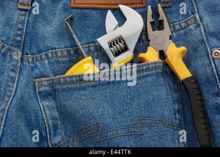 Werkzeuge in eine blaue Jeans Tasche Stockfoto