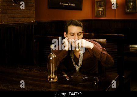 Latein-Mann trinken Aufnahmen sich zu betrinken Stockfoto