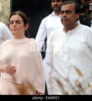 Mumbai, Indien. 2. Juli 2014. Indische Wirtschaftsmagnat Mukesh Ambani (R) und seine Frau Nita Ambani kommen bei der Beerdigung von Ravindra Dalal, Nita Ambanis Vater am Walksehwar in Mumbai, Indien, 2. Juli 2014. Bildnachweis: Stringer/Xinhua/Alamy Live-Nachrichten Stockfoto