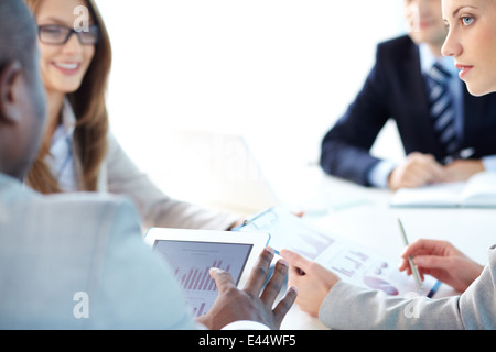 Nahaufnahme des Business Teams arbeiten bei treffen Stockfoto