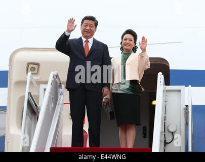 Seoul, Südkorea. 3. Juli 2014. Chinesische Präsident Xi Jinping (L) und seine Frau Peng Liyuan Welle bei ihrer Ankunft in Seoul, die Hauptstadt von Südkorea, 3. Juli 2014. Chinesischen Staatspräsidenten Xi Jinping in Seoul angekommen Donnerstag für einen zweitägigen Staatsbesuch in Südkorea. © Lan Hongguang/Xinhua/Alamy Live-Nachrichten Stockfoto