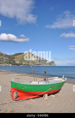 Fischerboot am Strand von Marinello und Tindari Heiligtum im Hintergrund, Messina, Sizilien, Italien Stockfoto