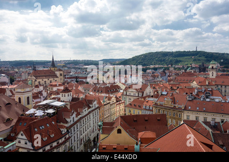 Rotes Dach der Gebäude in Prag, Cesky Stockfoto