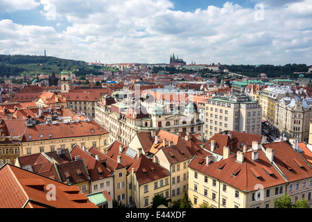 Rotes Dach der Gebäude in Prag, Cesky Stockfoto