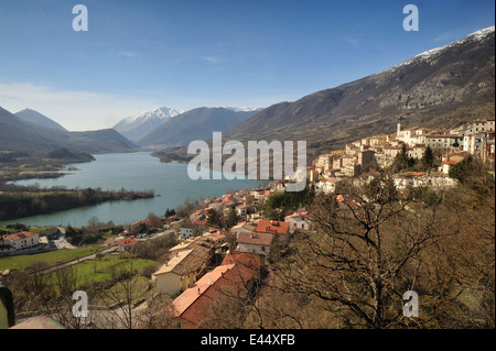 Barrea Stadt und See, Nationalpark Abruzzen, Italien Roberto Nistri Landschaft Landschaften horizontale Stockfoto