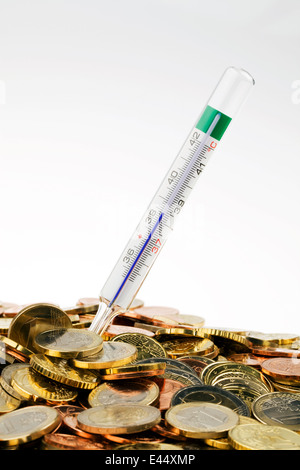 Euro Geld und Fieber Thermometer. Hochkonjunktur und Büste in Europa. Stockfoto