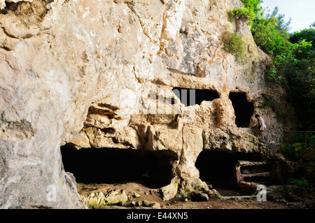 Antike Nekropole in "La Salata" Naturdenkmal, Vieste Foggia Nationalpark Gargano, Apulien, Italien Stockfoto