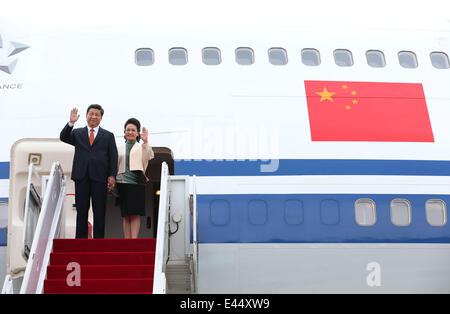 Seoul, Südkorea. 3. Juli 2014. Chinesische Präsident Xi Jinping (L) und seine Frau Peng Liyuan Welle bei ihrer Ankunft in Seoul, die Hauptstadt von Südkorea, 3. Juli 2014. Chinesischen Staatspräsidenten Xi Jinping in Seoul angekommen Donnerstag für einen zweitägigen Staatsbesuch in Südkorea. © Lan Hongguang/Xinhua/Alamy Live-Nachrichten Stockfoto
