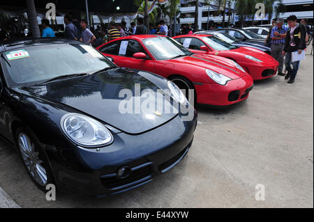 Bangkok, Thailand. 3. Juli 2014. Leute betrachten geschmuggelte Autos während einer Auktion bei Thai Customs Department in Bangkok, Thailand, 3. Juli 2014. Bildnachweis: Rachen Sageamsak/Xinhua/Alamy Live-Nachrichten Stockfoto