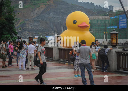 Guiyang, China Provinz Guizhou. 3. Juli 2014. Bewohner zu sammeln um eine riesige gelbe Gummiente schwimmend auf Nanming Fluss in Guiyang, Hauptstadt der Südwesten Chinas Provinz Guizhou, 3. Juli 2014 zu sehen. Die 18-Meter-hohen Gummiente Geistesprodukt des holländischen Künstlers Florentijn Hofman, wird in Guiyang vom 4. Juli 24. August Liegeplatz. Bildnachweis: Ou Dongqu/Xinhua/Alamy Live-Nachrichten Stockfoto