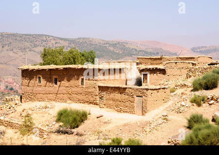 Die malerische Landschaft mit einer typischen Berberdorf im Hohen Atlas, Marokko Stockfoto