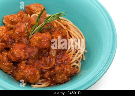 Spaghetti mit Fleischbällchen auf weißem Hintergrund Stockfoto