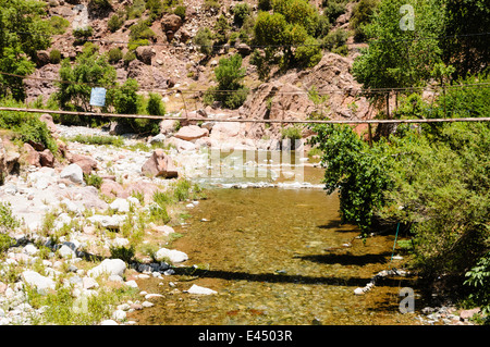 Eine potenziell gefährliche Rickety Bridge über den Fluss Ourika, Ourika Valley, Atlas, Marokko Stockfoto