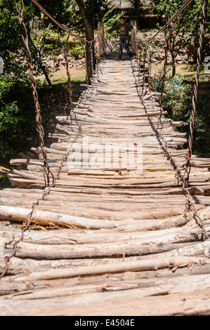 Eine potenziell gefährliche Rickety Bridge über den Fluss Ourika, Ourika Valley, Atlas, Marokko Stockfoto