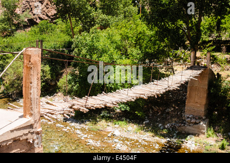 Eine potenziell gefährliche Rickety Bridge über den Fluss Ourika, Ourika Valley, Atlas, Marokko Stockfoto