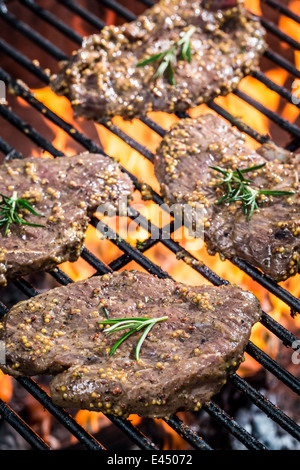 Frische Wurstwaren Steak auf dem Grill mit dem Feuer Stockfoto