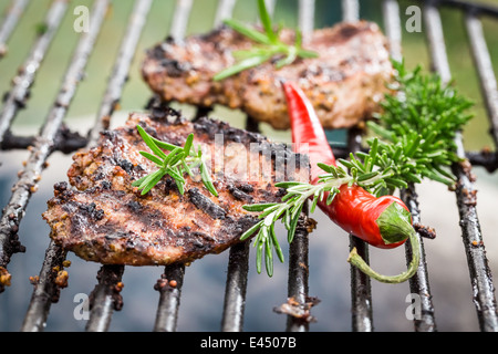 Gegrilltes Steak mit Chili und Rosmarin Stockfoto