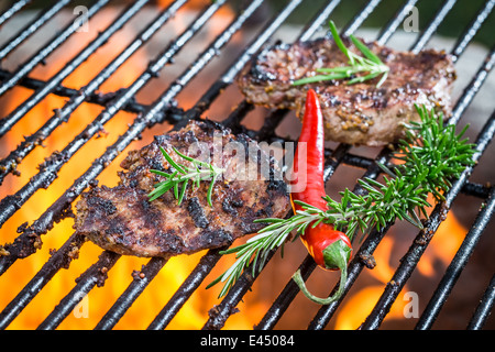 Steak auf dem Grill Feuer geröstet Stockfoto