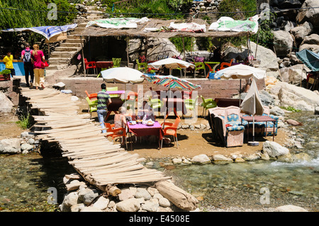 Eine potenziell gefährliche Rickety Bridge über den Fluss Ourika, Ourika Valley, Atlas, Marokko Stockfoto