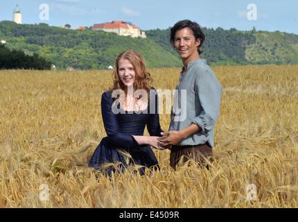 Freyburg, Deutschland. 2. Juli 2014. Schauspieler Isolda Dychauk Und Tim Oliver Schultz stehen während der Dreharbeiten für den Märchenfilm "Von Einem, der Auszog Das Fürchten Zu Lernen" (die Geschichte der Jugend, ging weiter zu lernen, was Angst war) vor dem Schloss Neuenburg in Freyburg, Deutschland, 2. Juli 2014. Der Film ist für Deutschlands-ARD-TV-Kanal von Bremedia Produktion GmbH produziert. Foto: Hendrik Schmidt/Dpa/Alamy Live News Stockfoto