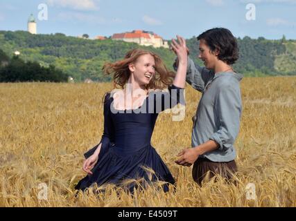 Freyburg, Deutschland. 2. Juli 2014. Schauspieler Isolda Dychauk Und Tim Oliver Schultz stehen während der Dreharbeiten für den Märchenfilm "Von Einem, der Auszog Das Fürchten Zu Lernen" (die Geschichte der Jugend, ging weiter zu lernen, was Angst war) vor dem Schloss Neuenburg in Freyburg, Deutschland, 2. Juli 2014. Der Film ist für Deutschlands-ARD-TV-Kanal von Bremedia Produktion GmbH produziert. Foto: Hendrik Schmidt/Dpa/Alamy Live News Stockfoto