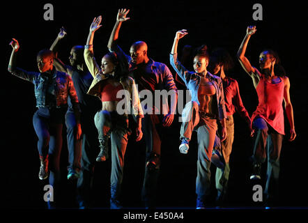 Frankfurt am Main, Deutschland. 2. Juli 2014. Alvin Ailey American Dance Theater Tänzer während einer Probe in der alten Oper in Frankfurt, Deutschland, am 2. Juli 2014. © Luo Huanhuan/Xinhua/Alamy Live-Nachrichten Stockfoto