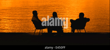 Freunde sprechen am Meer Stockfoto