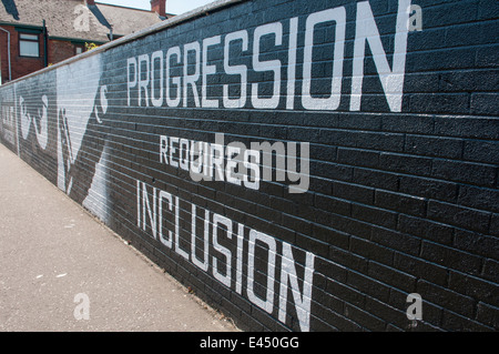 Wandbild auf einer Wand in Carrickfergus "Pregression erfordert Eingliederung", nachdem Loyalisten das Gefühl sie werden von der macht weggelassen werden. Stockfoto