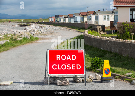 Eine Straße am Walney Insel, Cumbria, UK, folgende Küstenerosion während der schwere Winterstürme geschlossen. Stockfoto