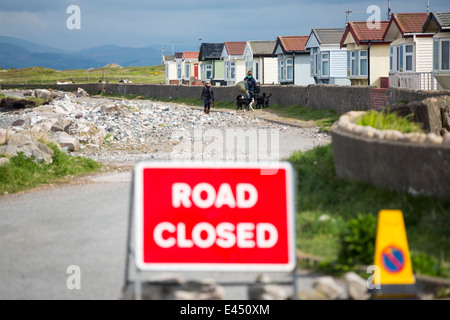 Eine Straße am Walney Insel, Cumbria, UK, folgende Küstenerosion während der schwere Winterstürme geschlossen. Stockfoto